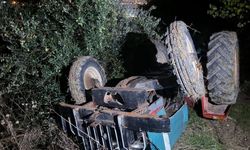 Altınözü’nde Devrilen Traktörde Sıkışan Sürücüyü İtfaiye Kurtardı