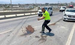 Hatay'da Trafik Kazası Sonrası Yola Dökülen Yağ Temizlendi