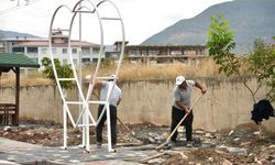 Hazır Almadılar, Kendileri Ürettiler! Osmaniye'nin 'Sevda Bankları' O Parklara Kuruluyor...