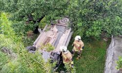 Istinat Duvarından Bahçeye Uçan Otomobildeki 2 Kişi Yaralandı