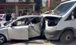 Kamyonet park halindeki araca çarptı