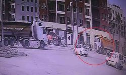 Kör Noktadaki Motosikletli Kamyonun Altında Kaldı