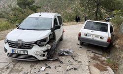 Osmaniye'de İki Araç Kafa Kafaya Çarpıştı!
