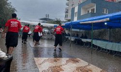 Osmaniye'de sırılsıklam davulcunun yağmur altındaki şovu kamerada...