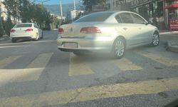 Osmaniye'de yaya geçidini otoparka çevirdi!