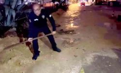 Polis memurları su dolan çukurları kürekle doldurdular