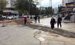 Yaşanan şiddetli yağış sonrası çöken yol nedeni ile araçlar çukura saplandı