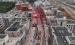 Yeniden inşa edilen Atatürk Caddesi'nde depremden sonra ilk Cumhuriyet bayramı coşkusu