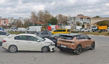 Antalya'da Otomobil Öyle Bir Çarptı Ki... Güvenlik Kamerası Kayıtlarını İzleyenler Gözlerine İnanamadı!