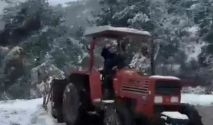 Osmaniye'nin Bahçe İlçesinde Kapanan Köy Yollarına Muhtar Eli Değdi: Traktörüyle Karla Mücadele Etti