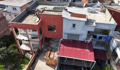 Ağır hasarlı bina yıkılmadı, 10 kişilik aile korku içinde