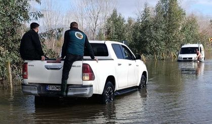 Kozan’da sel sularında mahsur kalan araçları ekipler kurtardı