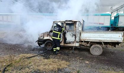 Payas’ta park halindeki kamyonet alevlere teslim oldu