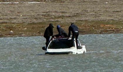 "Burası Yol Değil Göl!" Maraş’ta 3 Kişinin Göl Ortasında Mahsur Kaldı!