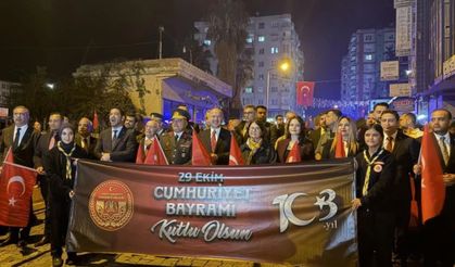 Osmaniye'de Cumhuriyetin 103. Yılında 103 Metrelik Bayrakla Yürüdüler!