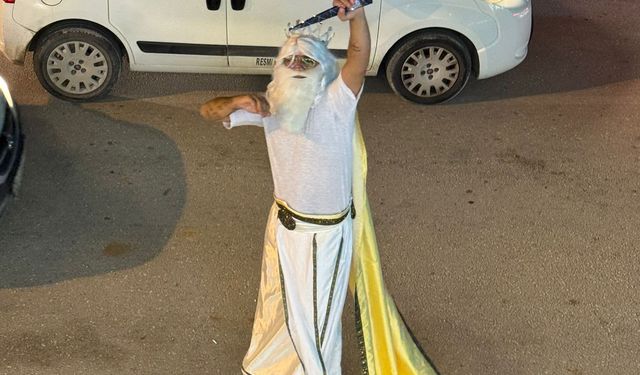 Osmaniye Kadirli sokaklarında ak sakallı zeus