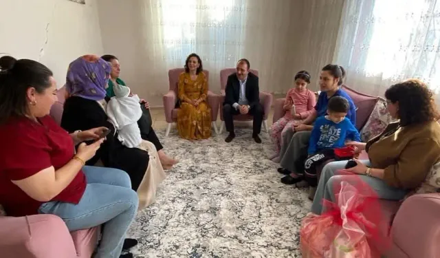 Kaymakam Erdinç Dolu ve Eşi, “Bilinçli Anne Sağlıklı Gelecek” Projesi Kapsamında Aileleri Ziyaret Etti