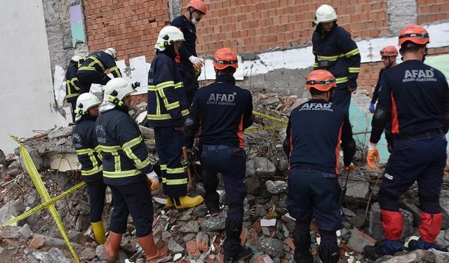Son dakika 4.3 şiddetinde deprem oldu! 'İlçenin üçte ikisi göçebilir'