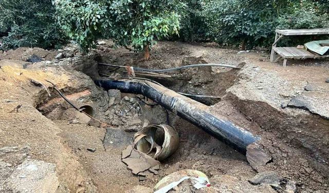 Alanya’da DSİ Sulama Borusu Patladı: Park Halindeki Otomobil Bahçeye Sürüklendi