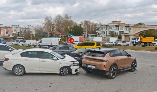 Antalya'da Otomobil Öyle Bir Çarptı Ki... Güvenlik Kamerası Kayıtlarını İzleyenler Gözlerine İnanamadı!