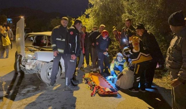 Antalya'da Tofaş Marka Otomobil Beton Bloğa Saplandı!