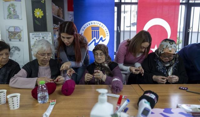 Gülümse Alzheimer Yaşam Merkezi’nde sanat terapisiyle yaşam kalitesi artıyor
