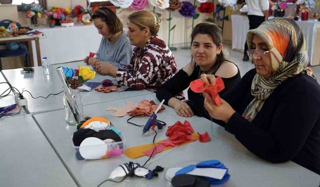 Kadınlar Atölyelerde Meslek Öğreniyor, Hayatlarına Yeni Kapılar Açıyor