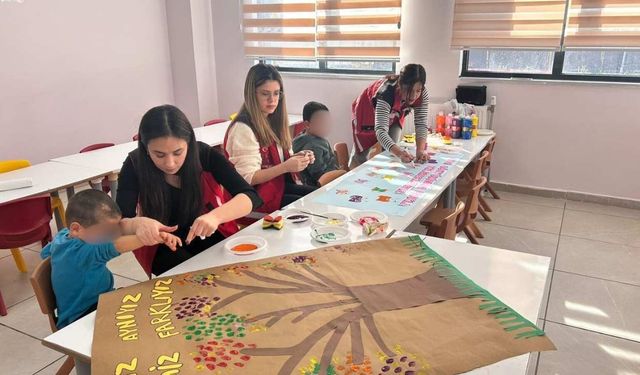 Kadirli SHM Fark Yarattı! Özel Çocuklardan Parmak İziyle Farkındalık Ağacı