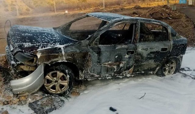 Kahramanmaraş’ta Seyir Halindeki Otomobil Alev Alev Yandı