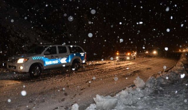 Sakın Hazırlıksız Yola Çıkmayın! Bin 825 Rakımda Her Yer Beyaza Büründü