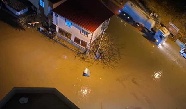 Adana’da sağanak yağmur hayatı felç etti: Araçlar suda mahsur kaldı