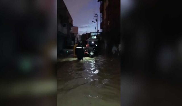 Adana’da su basan evlerde mahsur kalanlar kurtarıldı