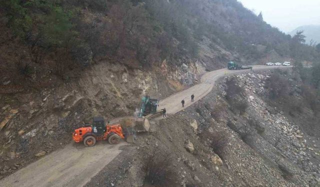 Adana’da yamaçtan kopan kaya yolu kapattı