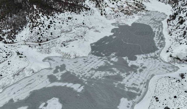 Adana’nın Sibiryası Tufanbeyli’de Kürebeli Barajı buz tuttu