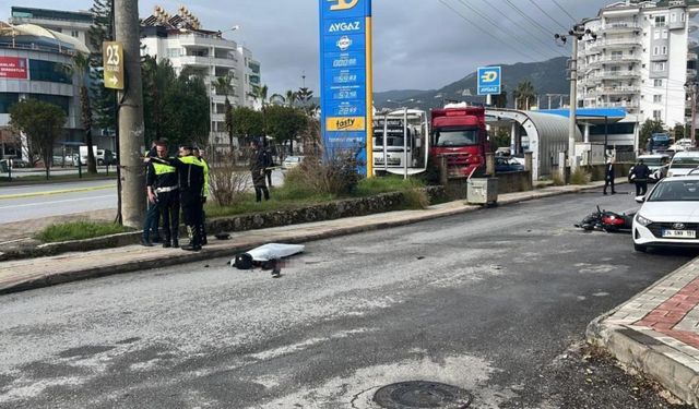 Antalya’da Dehşet Anları Kamerada: Genç Motosikletli Kazada Öldü