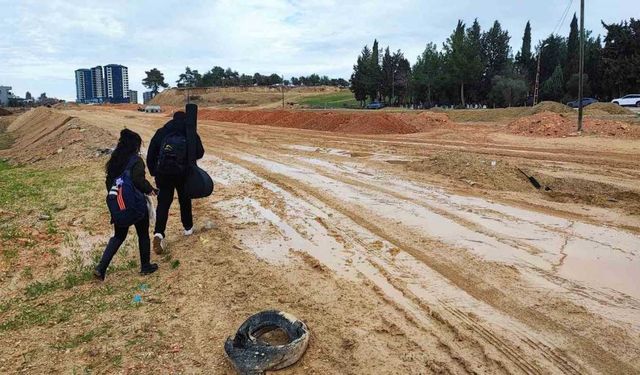 Çukurova Güzel Sanatlar Lisesi 15 Yıldır Çamurla Sınanıyor