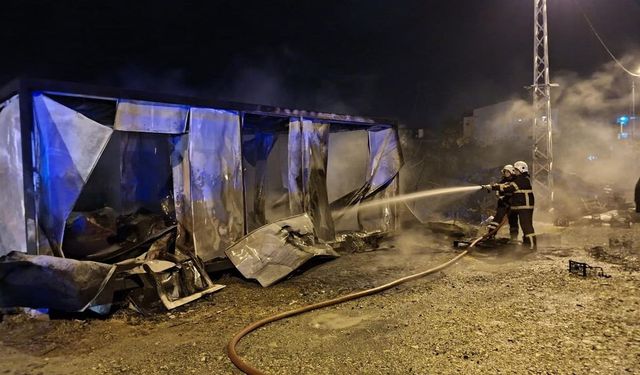 Hatay Samandağ’da Depremzede Ailenin Konteynerinde Yangın Çıktı