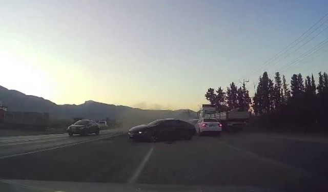 Hatay’da 5 aracın karıştığı zincirleme kaza kamerada