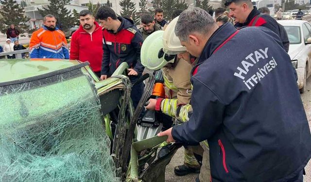 Hatay’da minibüsle çarpışan otomobil hurdaya döndü