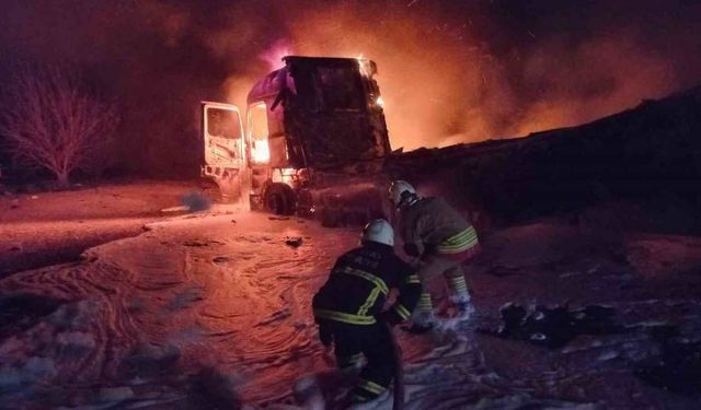 Hatay’da seyir halindeki tır alev aldı: Kullanılamaz hale geldi