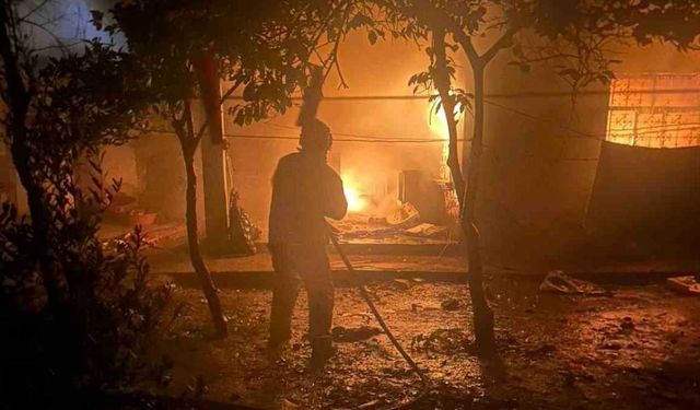 Hatay’da yanan evde mahsur kalan kediyi itfaiye kurtardı