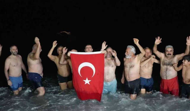 Antalya’da ritüel bozulmadı: Deniz tutkunları 2026’ya denizde girdi