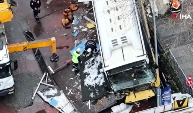 Son dakika! İstanbul'da içinde yolcuların bulunduğu İETT otobüsü kontrolden çıkarak kaza yaptı!