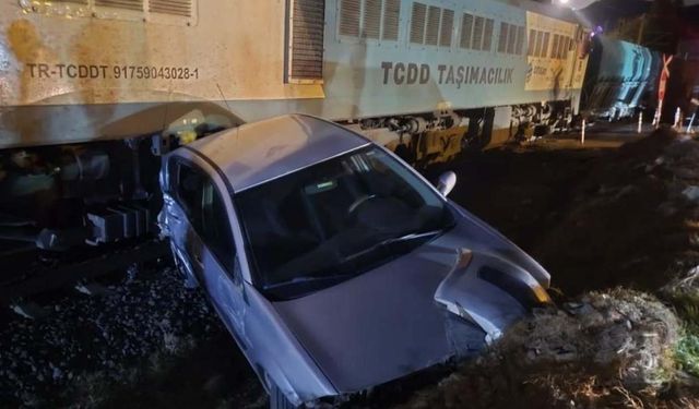 Osmaniye'de Korkutan Çarpışma! Tren ve Otomobil Birbirine Girdi