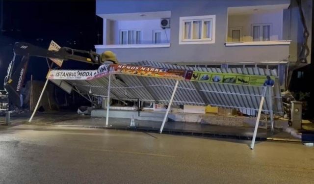 Osmaniye’de Şiddetli Rüzgar Sundurma Çatısını Uçurdu