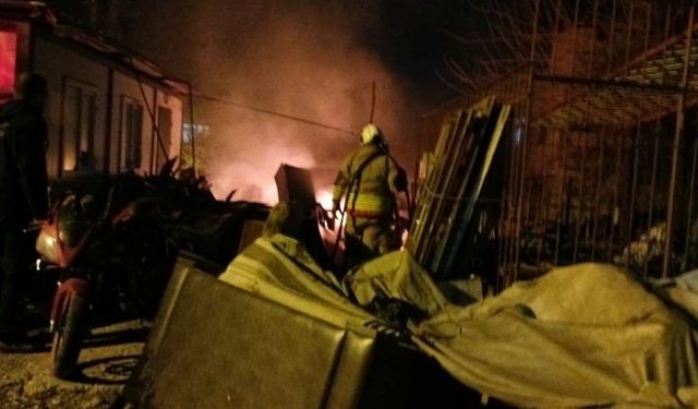 Payas’ta hurdalık alan alevlere teslim oldu