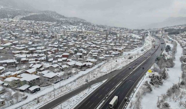Pozantı beyaza büründü Kar yağışı hayatı etkiledi