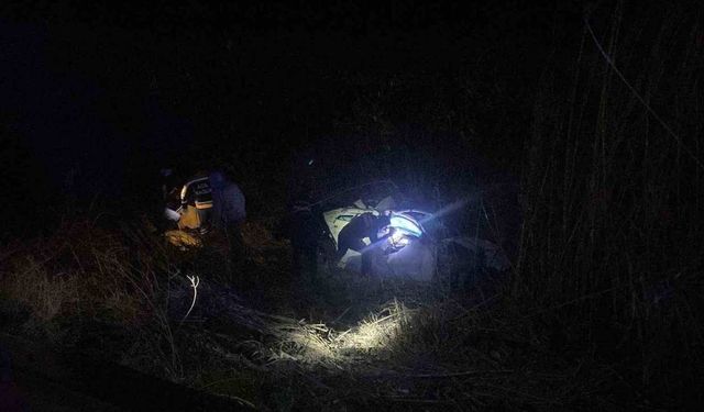 Refüje çarpan otomobil dere yatağına uçtu