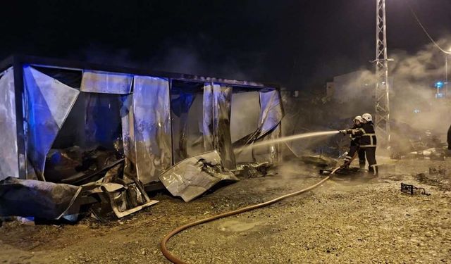 Samandağ’da Depremzede Ailenin Kaldığı Konteyner Yandı