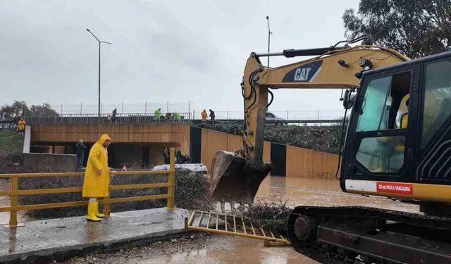 Sel suları yükseldi minibüs üzerinde mahsur kalanlar kurtarıldı